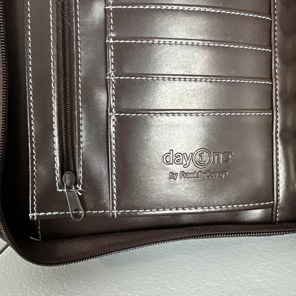 Franklin Covey Day 1 One Brown CLASSIC Planner Zips Handles 7 Rings Faux Leather